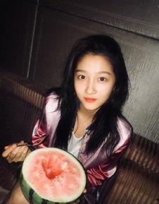 关晓彤伸头吃瓜