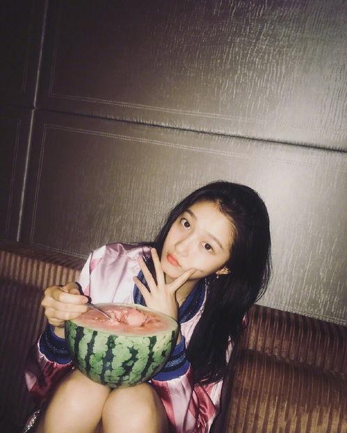 关晓彤伸头吃瓜