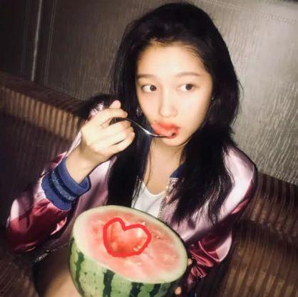 关晓彤伸头吃瓜