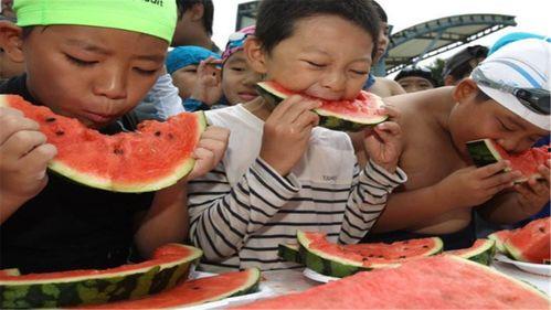 吃瓜被老头暴打,一场意外的冲突引发社会热议