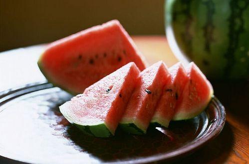 吃瓜方可解暑,吃瓜乐趣，清凉一夏